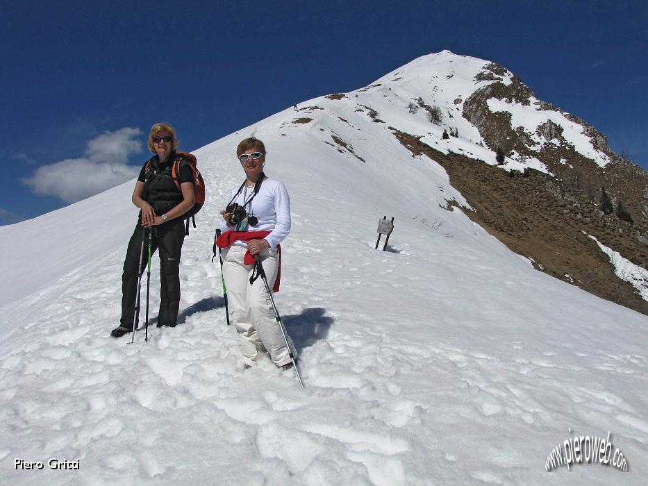 37  Simo e Margaret con alle spalle Cima Vaccaro.jpg